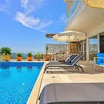 빌라 Akbel 3 Bedroom Seaview With Private Pool Hot Tub